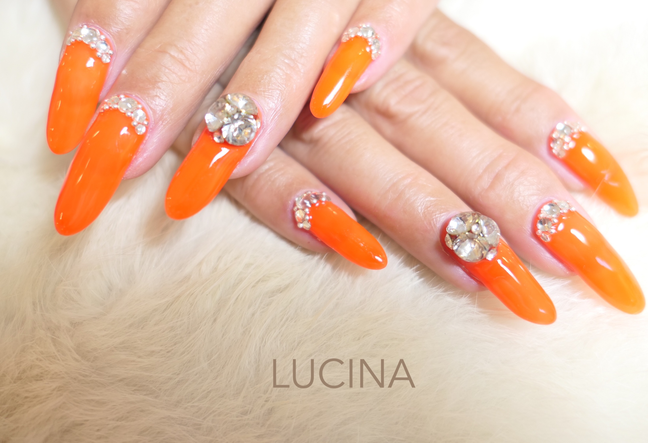 オレンジのネオンカラーネイル Lucina