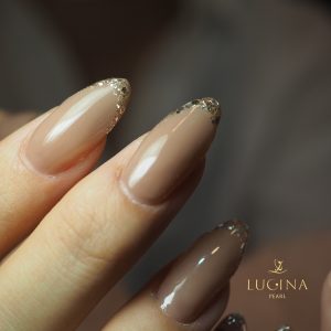 シンプルで上品なガラスフレンチネイルのデザイン。結婚式向けガラスフレンチネイル。ヌードカラーに繊細なゴールドのラインが施されています。